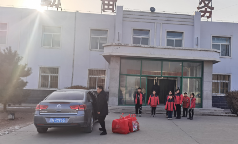 愛心幫扶貧困生，冰河助學(xué)暖人心